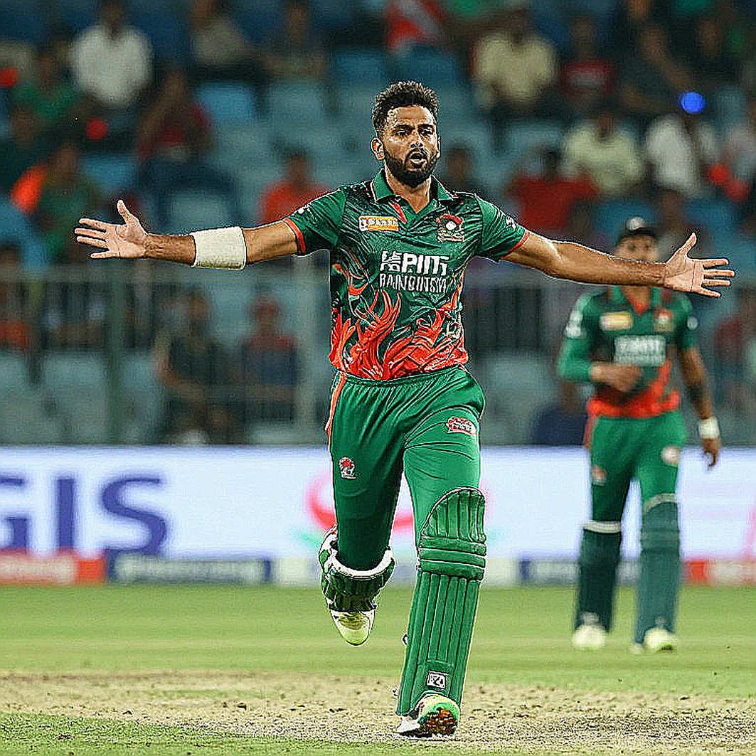 মাঝের ওভারের নীরবতা: যখন পিচ হয়ে ওঠে প্যাচ আপডেট, আর লাইন-আপ হয়ে ওঠে ড্রাফট লবি